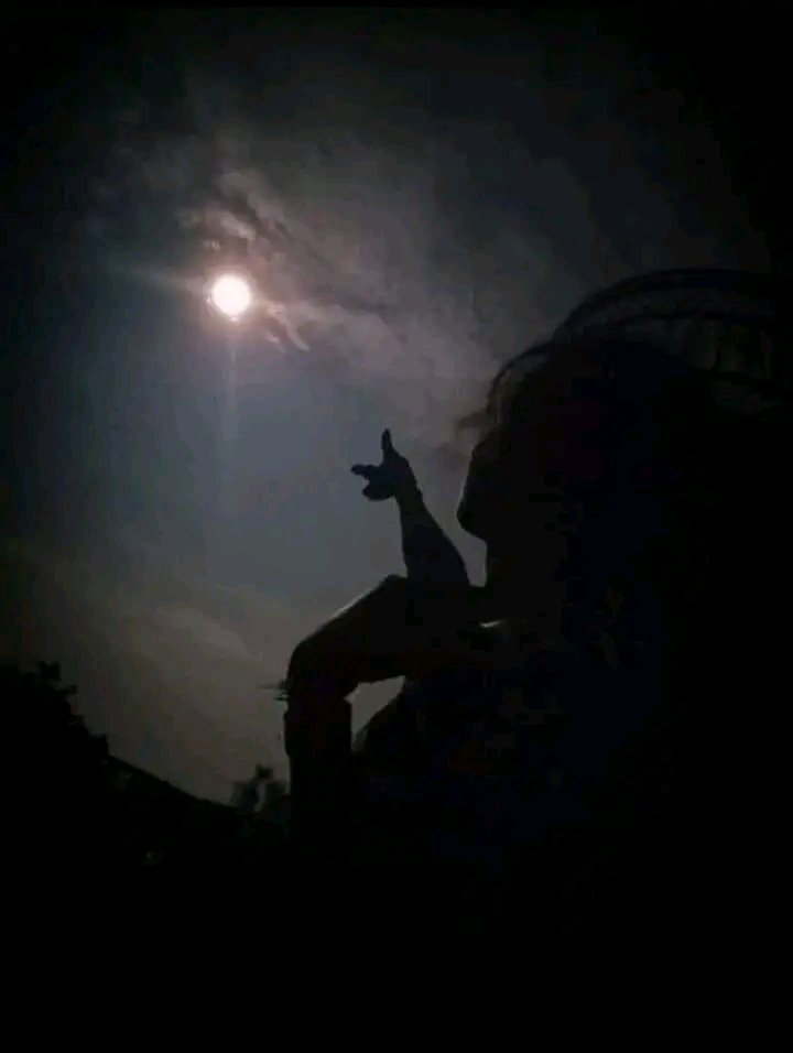 مجھے رات بہت پسند ہے، رات کی خاموشی اور اس خاموشی میں چھپا سکون، لوگوں سے پرے اپنے خیالات کی دنیا میں مگن,,,,

#قومی_زبان