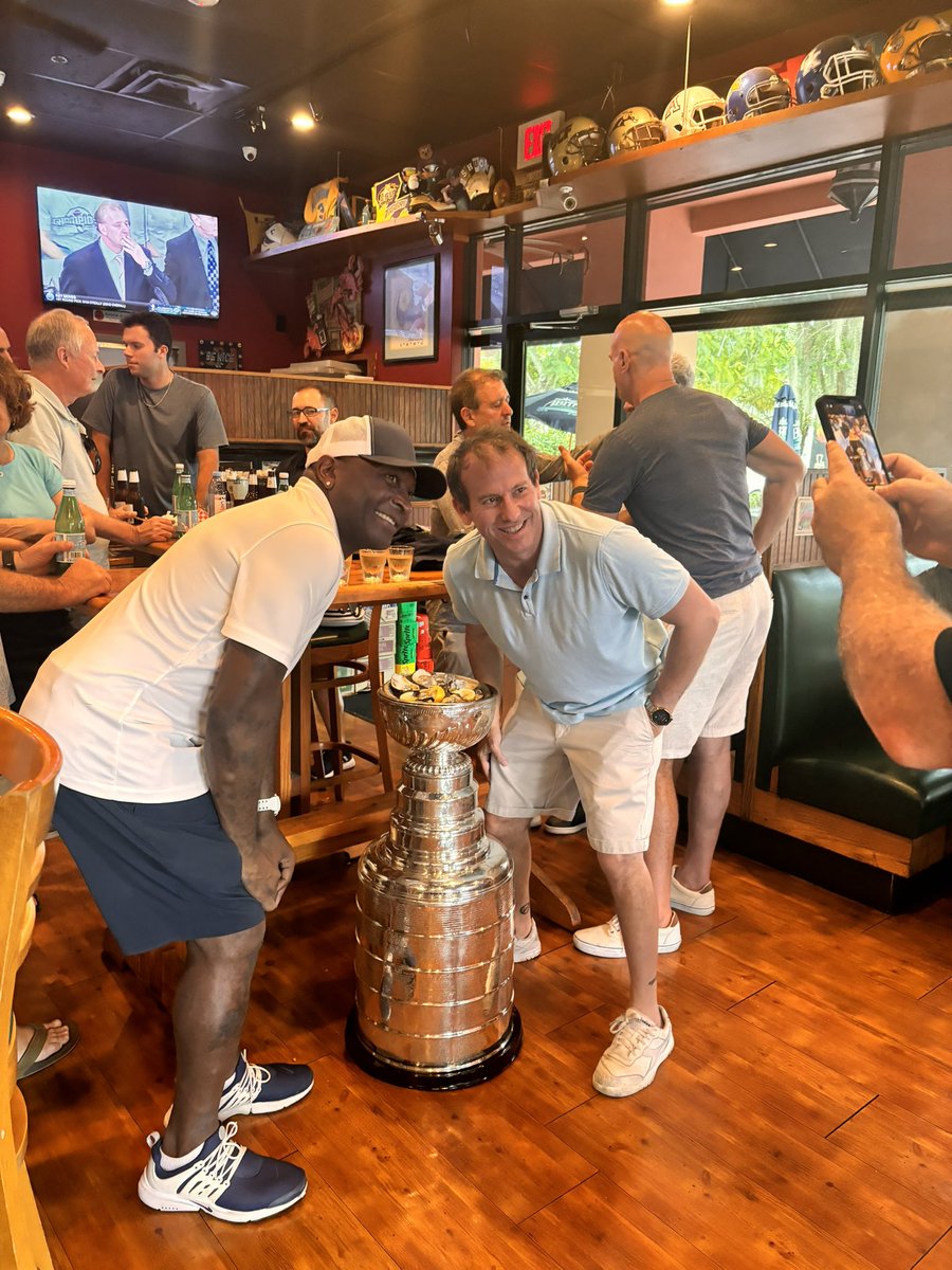 5ReasonsSports's tweet image. They let anyone near the Stanley Cup