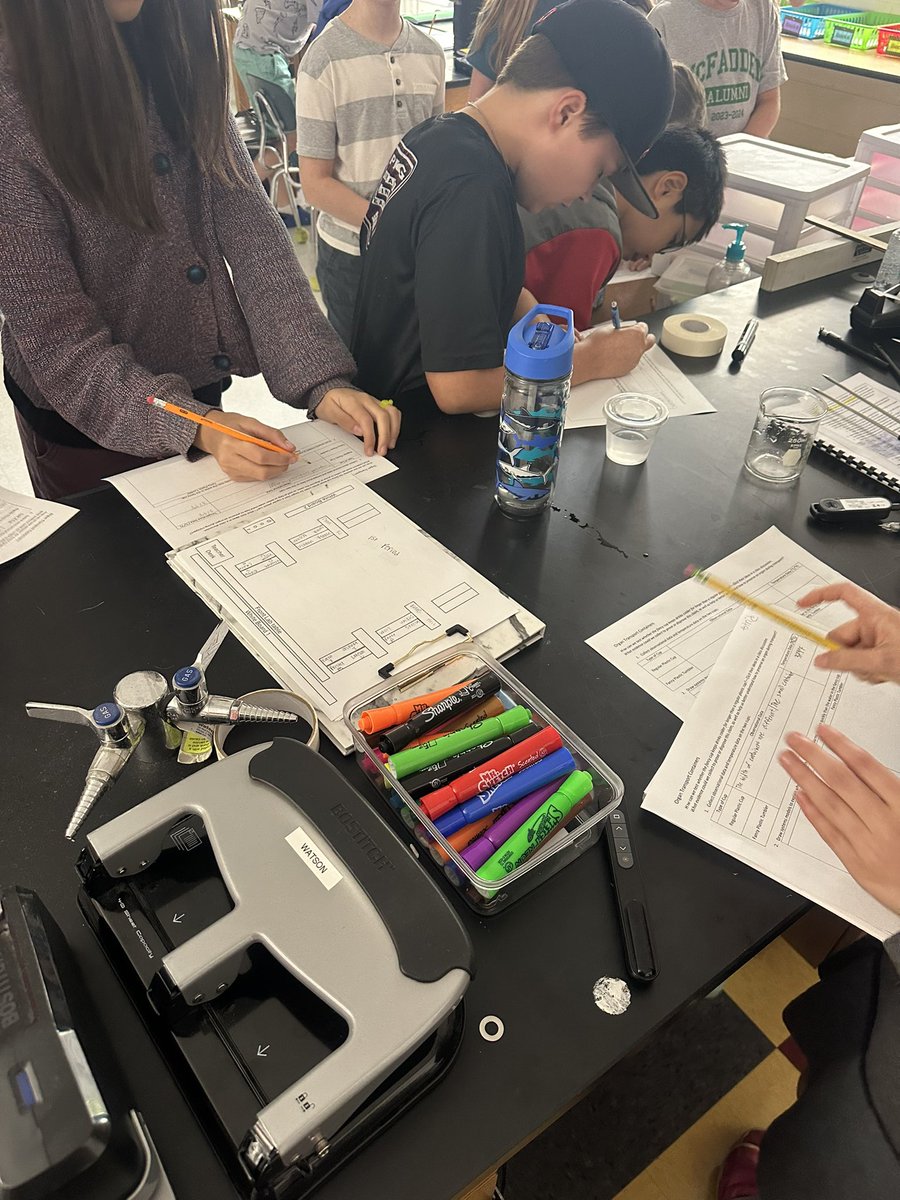 ag_shoulders's tweet photo. Investigating 🤔💭 what keeps something cold? Looking at two types of plastic cups today. @RCS_STEM https://t.co/0JHuYUaN6U
