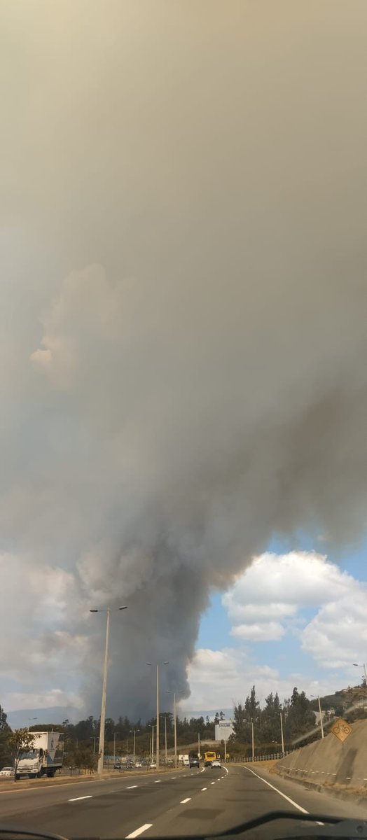 revistaPlanV's tweet photo. #URGENTE | Quito bajo humo. Un fuerte incendio en la zona industrial de Itulcachi, al oriente de la ciudad, genera una densa columna de humo.
Luego, en el sector de Nayón, también hay otro incendio activo.
Una densa bruma cubre el cielo de la capital en el flanco este del hipercentro.