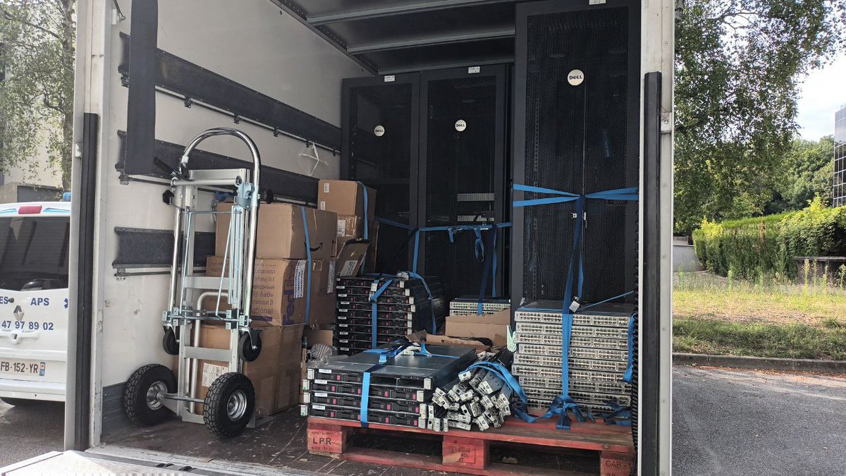 Un peu de logistique du côté de <a href="/Dyjix/">Dyjix | Hébergement</a> ! 

Quelques baies, serveurs, switchs... Une installation sympa s'annonce ! 🥳