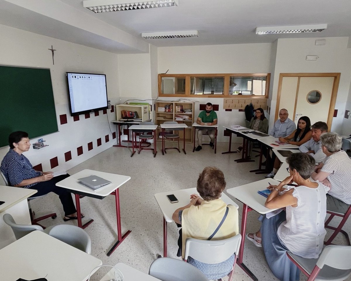 🌟 Hoy, la FEyE visitó María Reina de Aravaca junto a Sor Marta Riccioli. Una jornada inspiradora donde compartimos experiencias para seguir mejorando el apoyo al centro y a los alumnos. 🎒✨ ¡Gracias a todos por su dedicación! 🌱 #InspiraciónDiaria #FamiliaSalesiana #FEyE