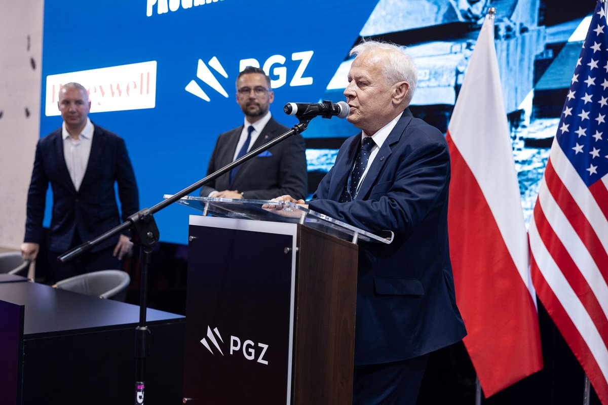 PGZ S.A. i #Honeywell podpisały porozumienie w zakresie serwisowania silników AGT-1500 w 🇵🇱. Porozumienie stanowi jeden z elementów budowy krajowych kompetencji w obszarze wsparcia eksploatacji czołgów Abrams, którego sercem są silniki dostarczane przez Honeywell. 
#pgz #MSPO2024