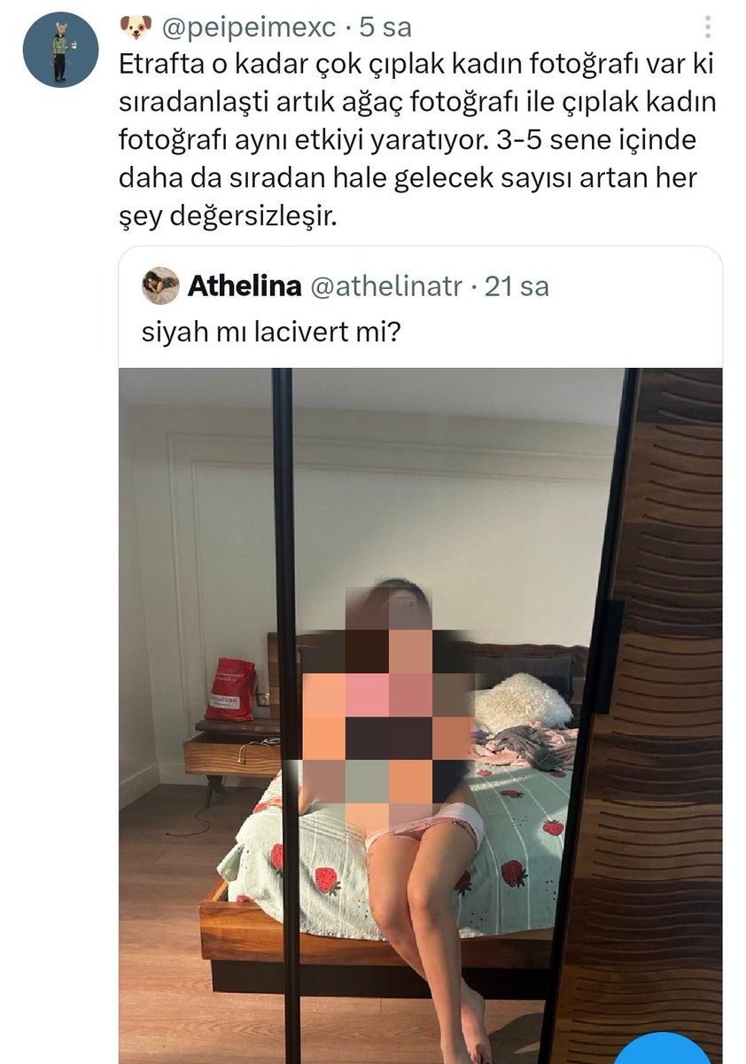 kesfsever's tweet photo. "Güzelliğin sıradanlığı" dönemine geliyoruz artık.
Hannah Arendt "kötülüğün sıradanlığı" demişti. İddia ediyorum çok değil bir zaman sonra güzelliğin, seksapalitenin, teşhirciliğin sıradanlaştığı, bayağılaştığı bir dönem gelecek. Ki geliyor da.

Fark ettiniz mi? Hemen her platform çıplak kadın görselleriyle dolu. Twitter gibi cümle platformu bile sayısız pornografik, erotik, nude, teşhirci içerik dolu. Üstelik binlerce bedelsiz içerik sunan gönüllü kullanıcılarıyla.

Eskiden değil bir kadının en mahrem, hususî hâllerini görmek; özel iletişim kurmak bile imkansıza yakındı. Kadınlar uğruna yaşamını riske şövalyeler, masalsı mücadeleler, sayfalarca yazılmış aşk mektupları vardı. Çünkü kadın erişilmez ve değerliydi. Uğruna mücadele verilmesi gerekirdi. Şimdiyse bir tık, bir DM mesafesinde milyonlarca kadın var. Biri olmadı mı? Tık... Diğerine.

"Dünyada 20-40 yaş arası kadın sayısı yaklaşık 1 milyardan fazla"
Zekâ, genetik, sağlık, doğurganlık, eğitim, kültür, sosyo-ekonomik avantaja da sahip milyonlarca genç, manken fiziğine sahip, yüzü altın orana yakın güzellikte kadın var. Yani hemen her fiziksel güzellik kulvarında da binlerce güzel kadın var.

Güzellik, gençlik, bakım ve seksapalite... Kadınlar için en nankör yatırım başlıkları. Kısa vadede ilgi getiriyor ama uzun vadede kadının kendi kendini harcayışını hızlandırmaktan başka bir şeye hizmet etmiyor. 

Çünkü asıl sermaye bu olunca ve bütün vakit o bedenin güzelleştirilmesi üzerine harcanınca ruhsal & zihinsel kazanımlara, entelektüel & mesleki & akademik yatırıma ve ciddi meselelerle ilgilenmeye vakit kalmıyor. Kalamaz da.

Güzellik teknolojisi ve "güzelliğin en sıradanlaştığı bu çağ"da yalnızca gençliği, güzelliği, seksapalitesi için seçilen bir aynı nedenle aldatılıyor, değersizleştiriliyor. Başka bir genç, güzel, seksi rakibi için hunharca, hızla, değersizleşce harcanıyor.

Çünkü milyonlarcasından bir tanesisin. Senin gibi benzer özelliklere, senden her konu başlığında çok daha çekici özelliklere sahip milyonlarca benzerin/rakibin var. 

Bu düzende uzun vadede seni mutsuzluktan, kıskançlıktan, kompleksten, tatminsizlikten başka bir şek beklemeyecek. 

Kadınlar olarak bu öz sömürüden acilen uyanmak lazım. Çünkü bu öz sömürü yalnızca erkeklere, cinsel sömürüye ve küresel rant sistemlerine hizmet ediyor.

Ve kadınlar olarak öyle bir şeye yatırım yapalım ki ölene kadar israf edilemez, değersizleştirilemez ve sonsuza değin ışıldayan bir şey olsun.
