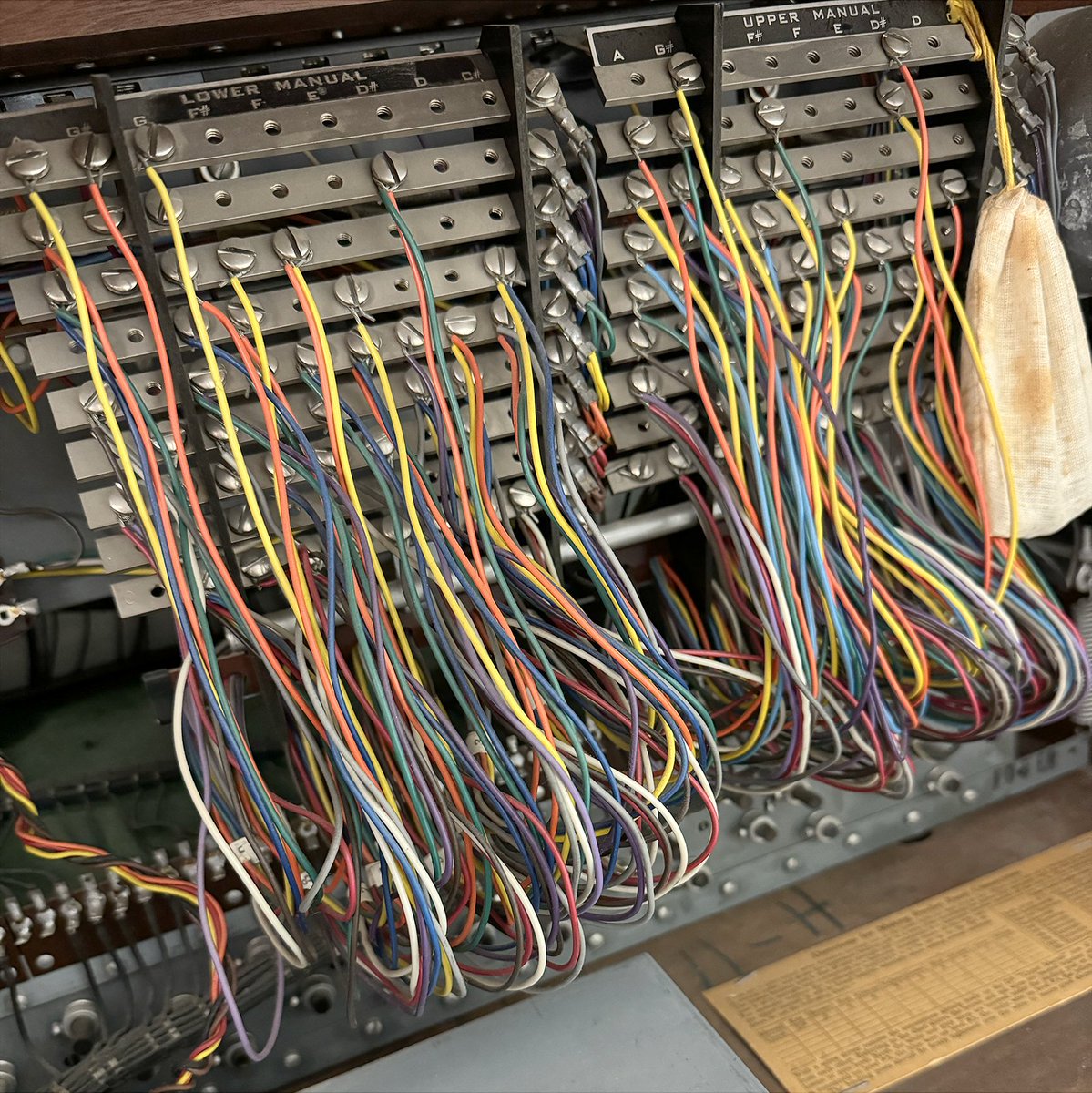BookerLABaudio's tweet image. Arguably one of the coolest pieces of “art” in the lab and our favorite rainbow: the drawbar wiring in the back of our #hammondC3. Bonus love for the original screw bag. #bookerlab #hammondorgan #lesliespeaker