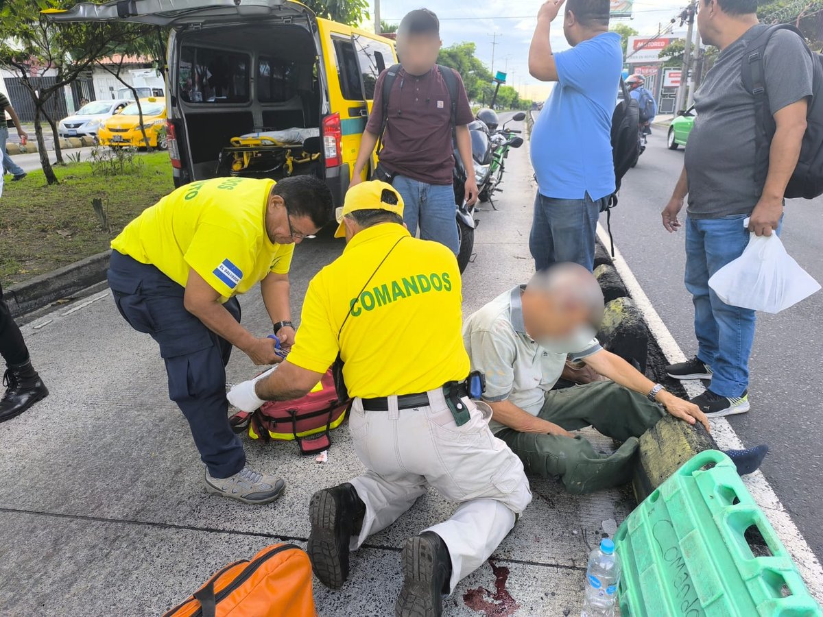 noticias4vision's tweet photo. #N4V | Socorristas de Comandos de Salvamento brindaron atención prehospitalaria a la persona atropellada sobre el bulevar del Ejército, frente a la colonia Antekirta, en San Salvador.

El afectado fue identificado como Raúl Trujillo, de 52 años.

Vía: Comandos de Salvamento #TráficoSV