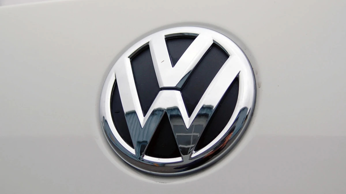 Drive499's tweet image. VW boss Oliver Blume takes on Germany's unions, threatens plant closures dlvr.it/TCpvpQ