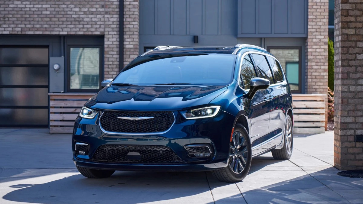 Drive499's tweet image. 2025 Chrysler Pacifica Hybrid changes a trim name, raises price by $3,000 dlvr.it/TCpvpj