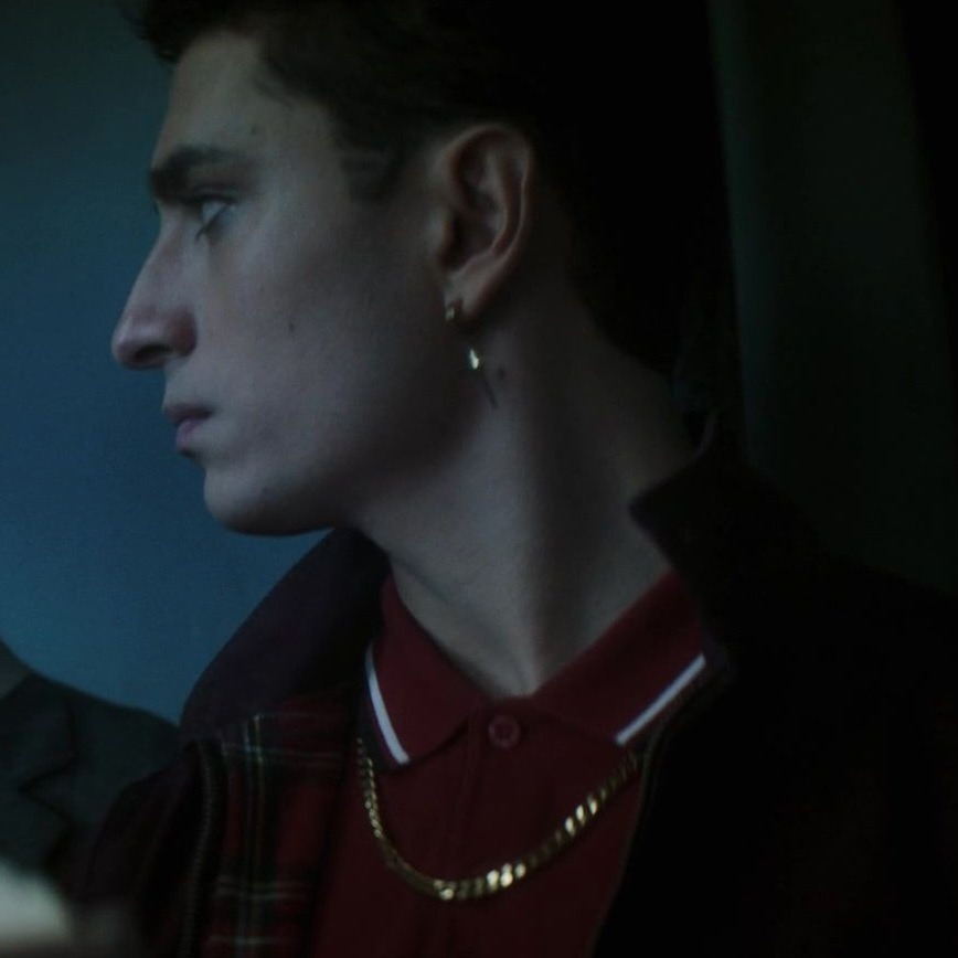 SprivJolly's tweet photo. we need to #SaveDeadBoyDetectives not only cuz it's an amazing show with good queer representation but also cuz, have u ever seen a character rock the bisexual earring™ as well as charles? https://t.co/POBElvl7IU