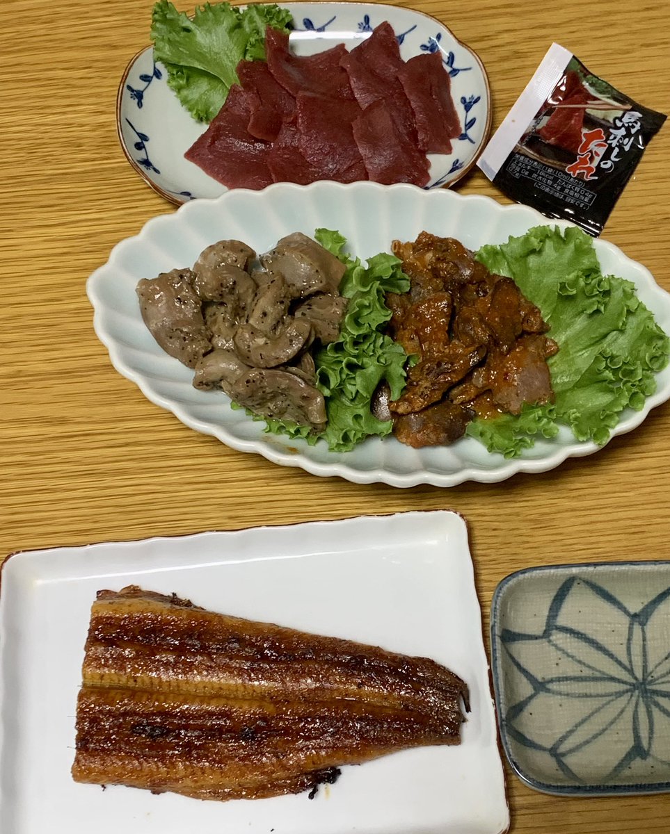 R47th's tweet photo. #今日の晩ご飯 は、
いかにも"今夜は日本酒かな🥰"
的なメニュー😆
馬刺し、砂肝ペッパー・コチュジャンホルモン、鰻長焼き☝️
ただ、駅🚉へのお迎えがある為
ノンアル…#BudweiserZERO
ご馳走さまでした🙏 https://t.co/CzhgXkky3M