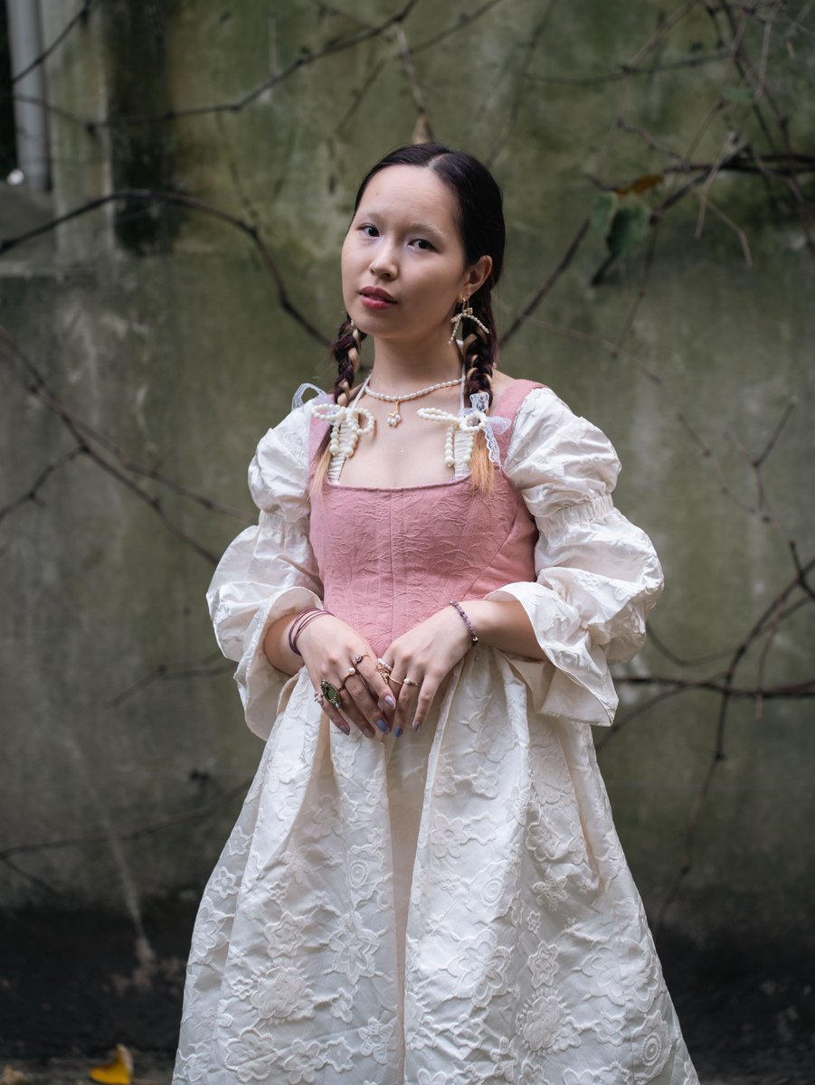 presentedbyjo's tweet photo. feeling like a tudor princess 💗✨ https://t.co/dkNqxGEtzO