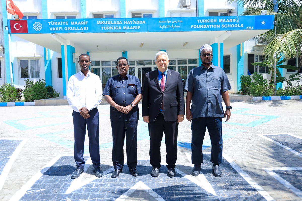 tmfsomalia's tweet photo. 🇹🇷 Somali Federal Cumhuriyeti İçişleri, Federal ve Uzlaşma Bakanı Sn. Ali Yusuf Hosh KM4 Kampüsümüzü ve Temsilcilik ofisimizi ziyaret etti. Kendilerine TMV’nin Somali’deki faaliyetleri ve eğitim çalışmaları hakkında bilgi verildi. @tmaarifvakfi 
#Turkish #Maarif  #Somali #Somalia https://t.co/ouXJYH3TME