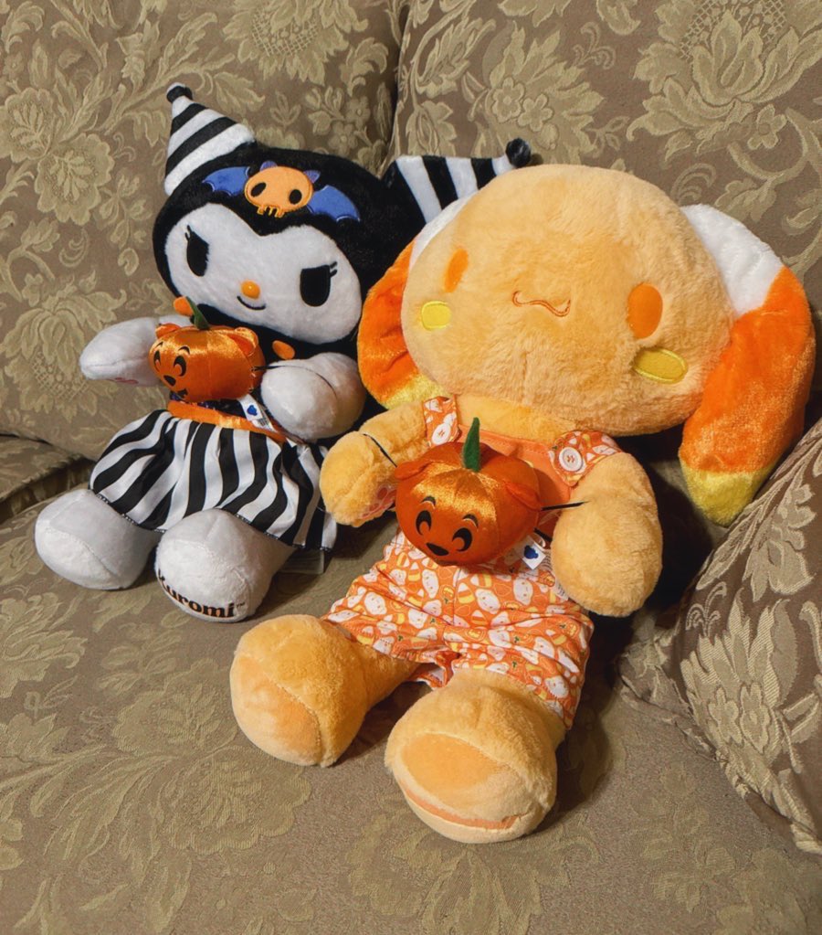 SolsticeVT's tweet image. spent the weekend with my parent @y0w0ya &amp;lt;3 

we got matching build-a-bears (guess who’s who)