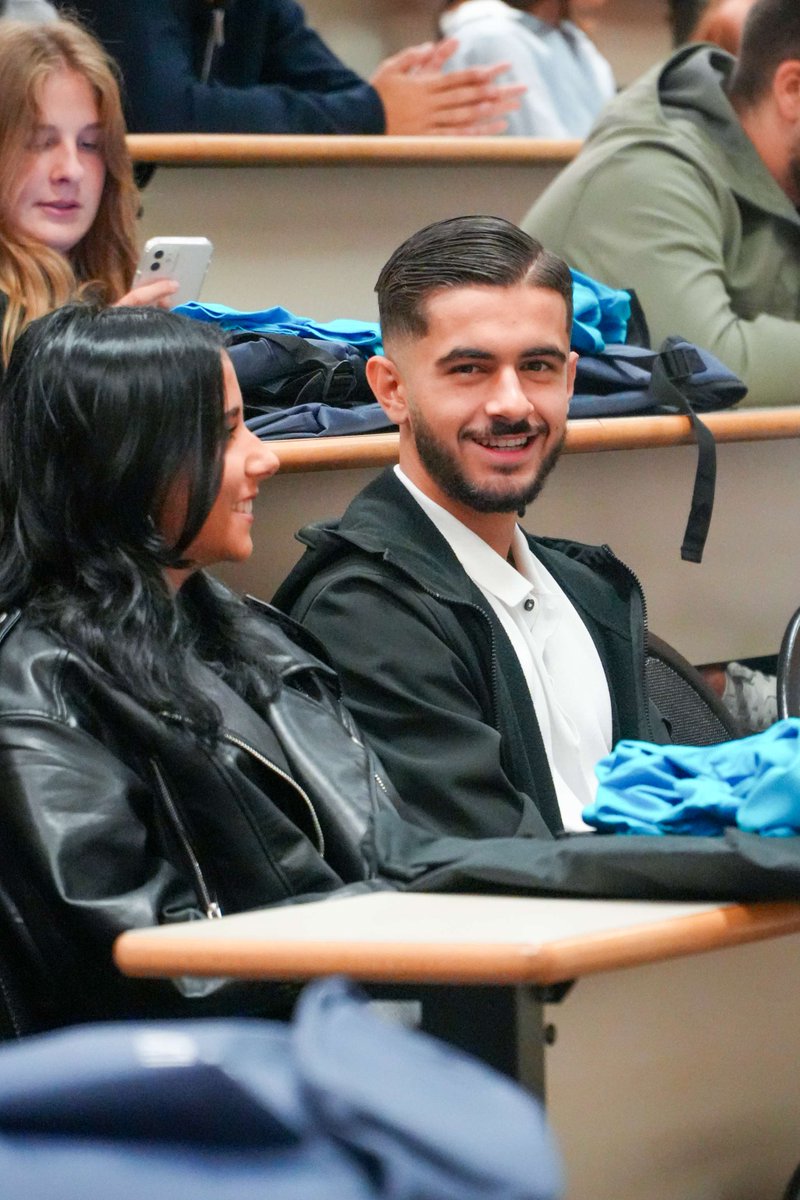 EMLVparis (@emlvparis) on Twitter photo Jour de rentrée pour les premières années du programme Grande École et des Bachelors à l'EMLV 💙 
Des prochaines années qui vont être riches en rencontres, en expériences (personnelles et professionnelles) et en découvertes. 
Bienvenue au Pôle Léonard de Vinci 🚀 Jour de rentrée pour les premières années du programme Grande École et des Bachelors à l'EMLV 💙 
Des prochaines années qui vont être riches en rencontres, en expériences (personnelles et professionnelles) et en découvertes. 
Bienvenue au Pôle Léonard de Vinci 🚀