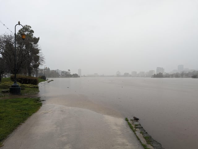 Lake Merritt over the brim dlvr.it/TCpyyp