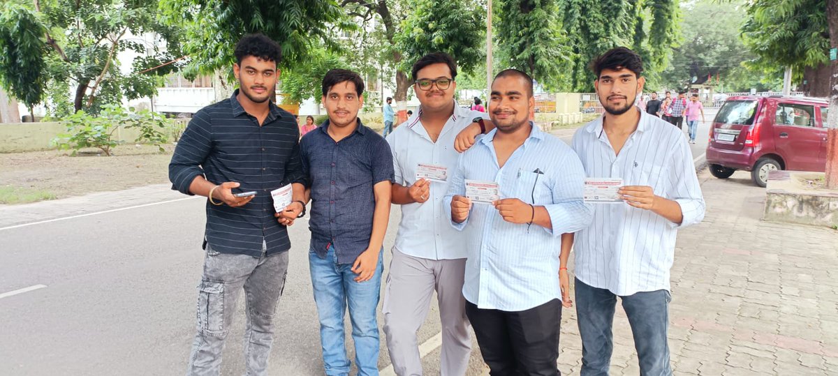 abvplu's tweet photo. #अभियान_निरंतर_जारी_है 
#सदस्यता_अभियान

सदस्यता अभियान के निमित्त @abvplu के कार्यकर्ताओं द्वारा विश्वविद्यालय के विभिन्न पार्क चौराहों तथा कैंटीनों में जाकर तमाम विद्यार्थियों को एबीवीपी की प्राथमिक सदस्यता दिलाई गई। 
#abvplu https://t.co/BmaSmUraTm