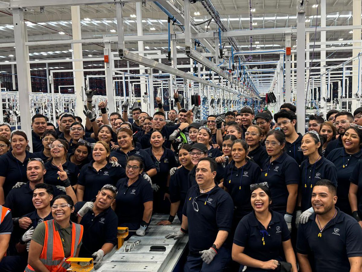 El lunes 2 e de septiembre a las 11:00 am, salió la primer <a href="/ItalikaOficial/">ITALIKA</a> de la planta recién inaugurada en #Guadalajara. Fue una FT150 TS color verde que a penas se distingue en la foto que les comparto del grupo de colaboradores orgullosos de hacer su trabajo para darle a