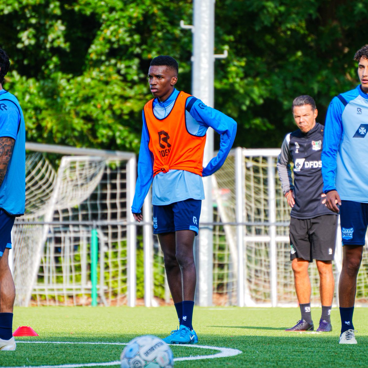 🤝 N.E.C. huurt 𝐑𝐚𝐤𝐚𝐧 𝐀𝐥-𝐆𝐡𝐚𝐦𝐝𝐢 van Al-Nassr

N.E.C. heeft zich op de slotdag van de zomerse transfermarkt versterkt met Rakan Al-Ghamdi. De 18-jarige middenvelder sluit aan bij de Onder 21 in de DFDS - N.E.C. Voetbalacademie.