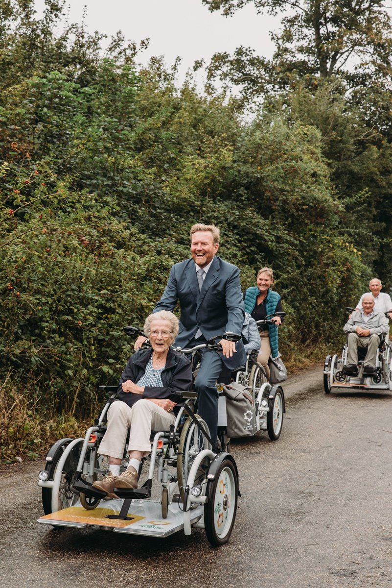 75 jaar Zonnebloem vierden wij met koning Willem-Alexander. Vandaag was hij op bezoek bij een activiteit van onze jongerenafdeling in #Friesland. We deelden onze plannen, er waren gesprekken én de koning maakte een ritje op de #Zonnebloemfiets! <a href="/koninklijkhuis/">Koninklijk Huis</a>  #toegankelijkheid
