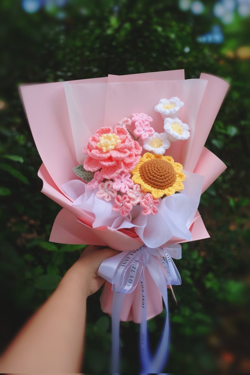 KimHyeSoo_TH's tweet photo. 🎉 2024.09.05 KST time~
#KimHyeSooDay2024 🎁

 ❤️ Happy Birthday to our sweetest #KimHyeSoo ❤️

🎂 เค้กกับช่อดอกไม้ทางบ้านตัดสินใจให้เป็นงานถักค่ะ ปกติดอกโบตั๋นที่คุณ #��ิมฮเยซู ชอบจะไม่มีในฤดูเดือนเกิด ปีนี้เลยสั่งทำเป็นของขวัญน่ารักๆ ให้ได้เก็บไว้ชื่นชมนานๆ☺️💕

#review_budbloom https://t.co/oI7LX2dONL