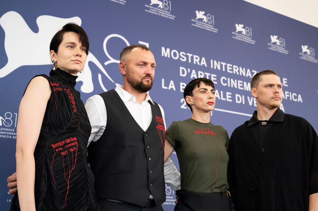sea_inside3's tweet image. "How many kilometres from the red carpet to hell?" 

Today, the team of the Ukrainian documentary Songs of Slow Burning Earth took to the red carpet of the Venice Film Festival with this question.  

Our team wore clothing embroidered with the distances from Lido Island to…