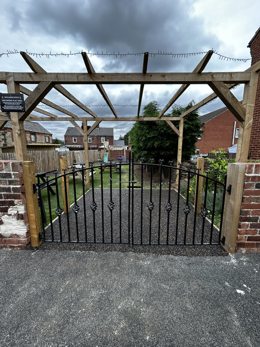 PMPSurfacing's tweet photo. Always great when we get to work in our local village. Our most recent small project took place at the local pub, The Thornley Arms, in Dodworth Two small areas of Flexipave and an area of Fleximulch to coat the play area. https://t.co/vnCvqxjf44