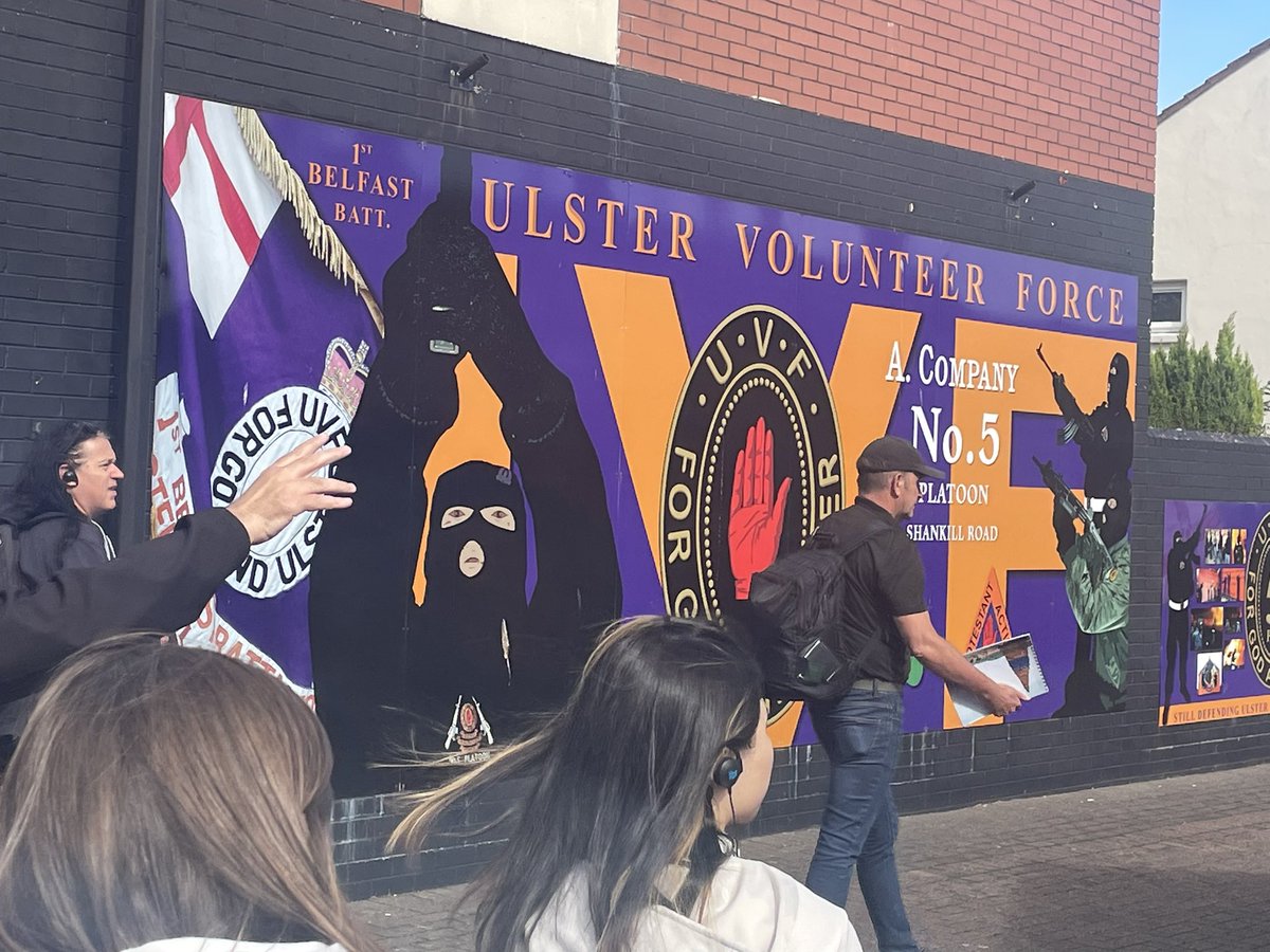 Fascinating tour around the ‘peace wall’ Belfast after the <a href="/socialpsychUK/">BPS Social Psychology Section</a> #spsconf