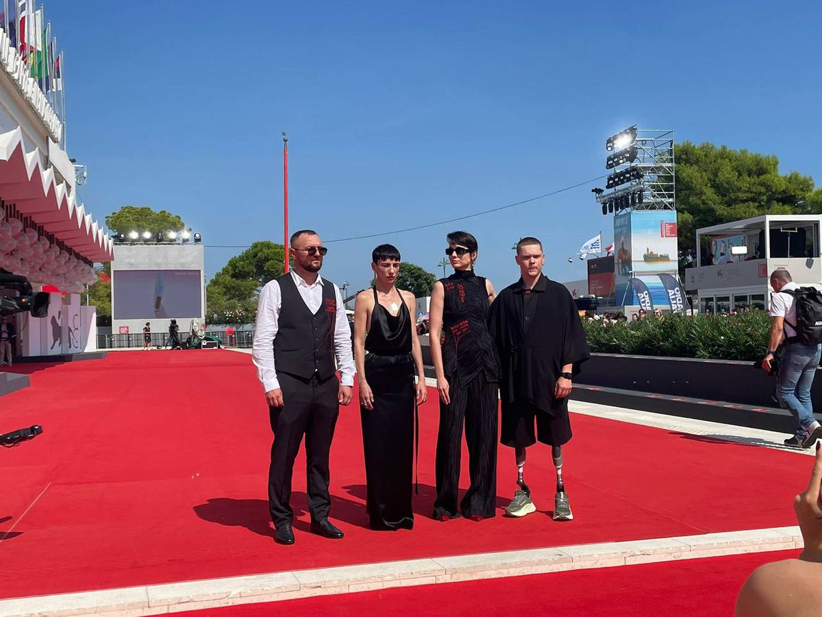 sea_inside3's tweet image. "How many kilometres from the red carpet to hell?" 

Today, the team of the Ukrainian documentary Songs of Slow Burning Earth took to the red carpet of the Venice Film Festival with this question.  

Our team wore clothing embroidered with the distances from Lido Island to…