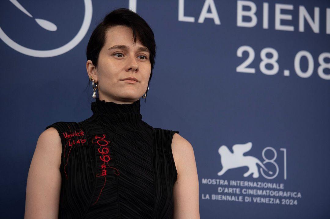 sea_inside3's tweet image. "How many kilometres from the red carpet to hell?" 

Today, the team of the Ukrainian documentary Songs of Slow Burning Earth took to the red carpet of the Venice Film Festival with this question.  

Our team wore clothing embroidered with the distances from Lido Island to…