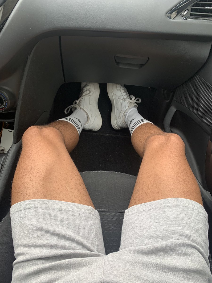 Tu fais quoi ? Tu lèches les pieds ? Touche le paquet ? 
Viens là que je t’écrasasse avec mes cuisses 🥵🔥🍆

RT