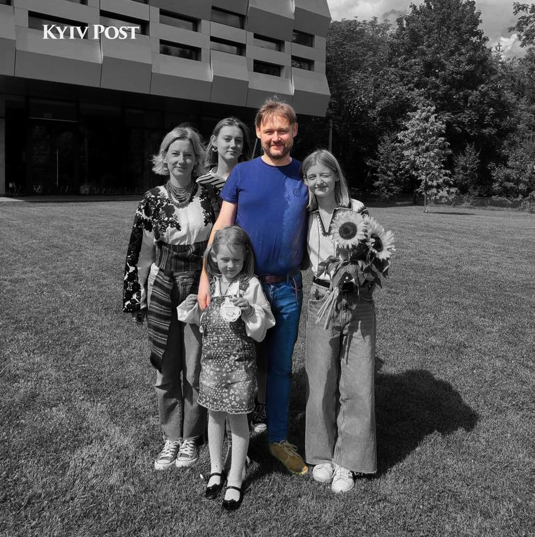 LachowskiMateus's tweet image. To rodzina pana Jarosława. Dziś Rosjanie ostrzelali jego mieszkanie we Lwowie. Zginęła jego żona i trzy córki: 21-letnia Jaryna, 18-letnia Daryna i 7-letnia Emilia. Kiedy opatrywali go ratownicy medyczni, widział, jak ratownicy wynoszą ich ciała z gruzów jego domu.
Rosjanie…