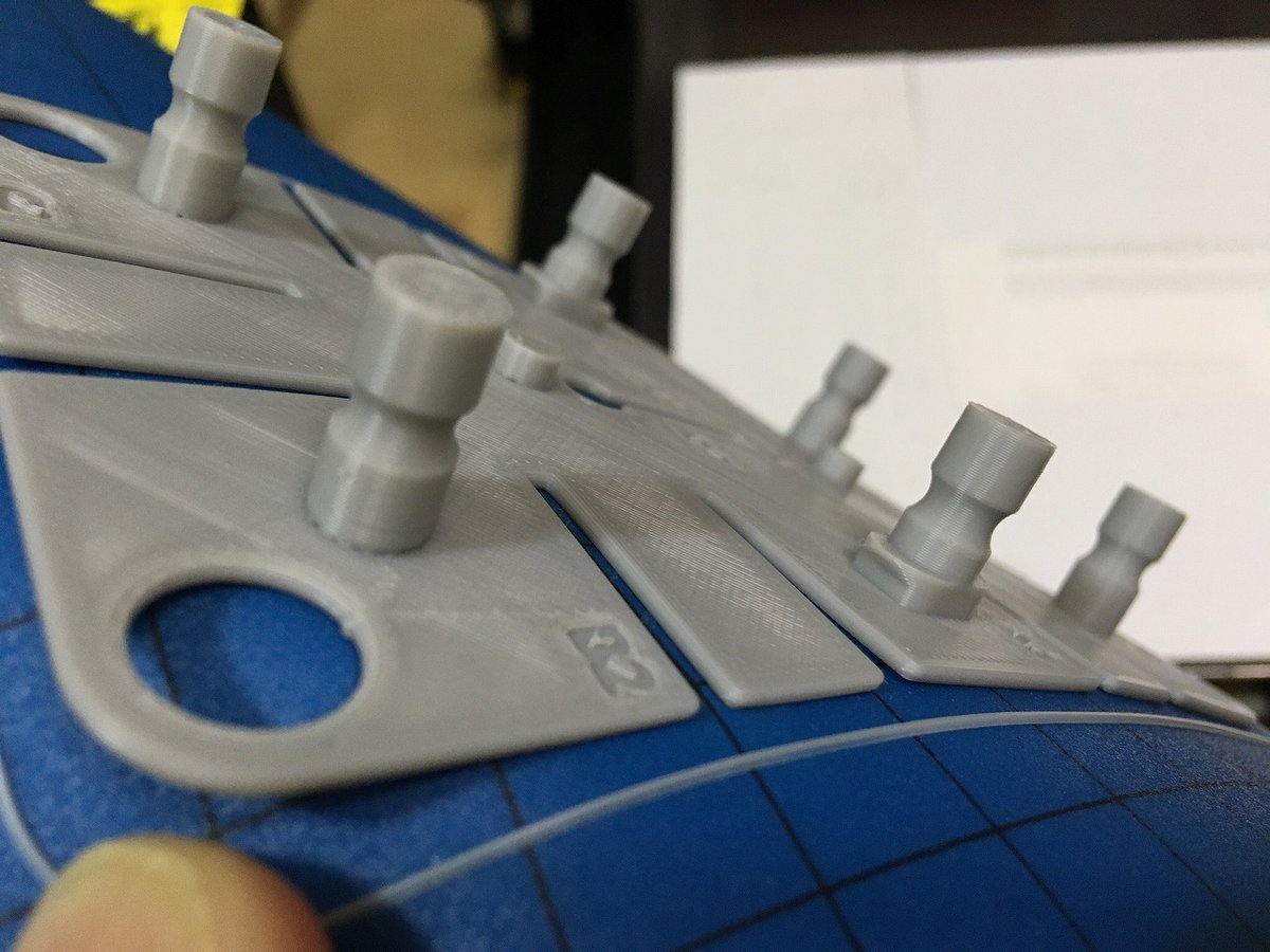 Taka_6511's tweet image. ベッドへの定着が良すぎる、と目下の評判
案の定、いつもより余計に貼り付いております

サラサラとして摩擦は少ない感じ
PLA+で作って動きの渋かった７セグカウンターのパーツも
これで作るとそこそこ滑らかに動くようになった

それでは、引き戻し地獄へ行ってらっしゃ～い🖐️
結果は朝だな～
#PLAF