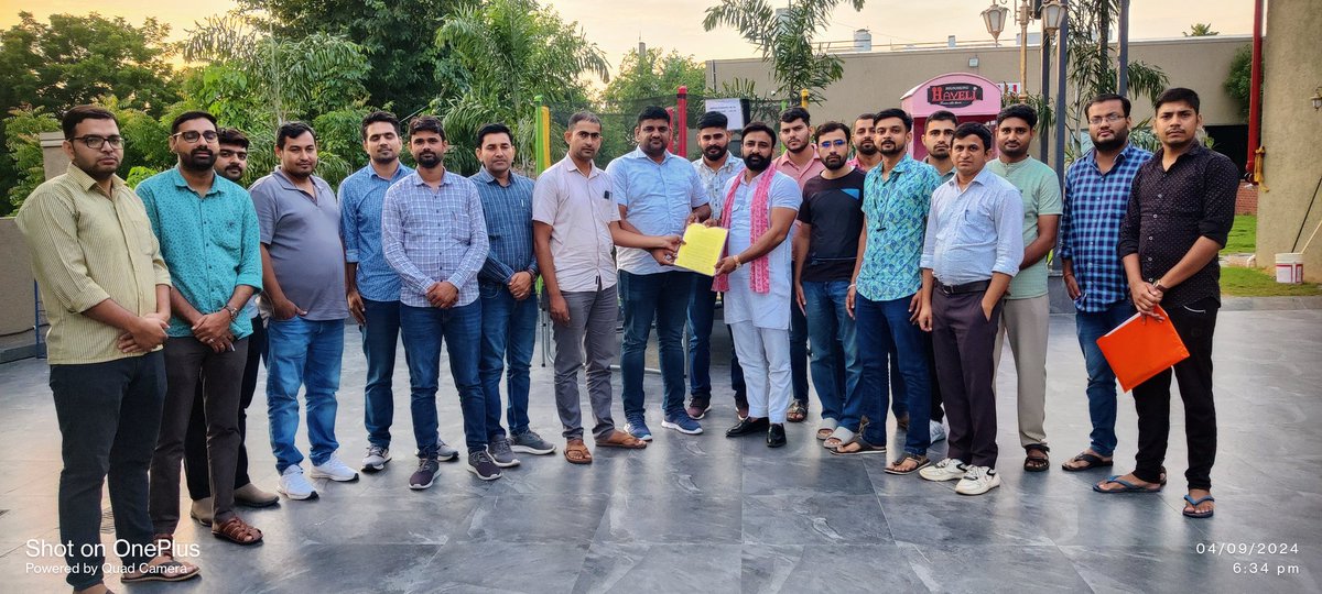bharatbeniwal_'s tweet photo. आज झुंझुनूं में कंप्यूटर अनुदेशक ( कंप्यूटर शिक्षक)  संघर्षशील यूवा साथियों से मुलाकात की सभी साथियों के साथ चाय पर चर्चा की, 
अभी सभी कंप्यूटर अनुदेशक साथी अपने कैडर निर्माण, नाम परिवर्तन और पे ग्रेड को लेकर संघर्षरत हैं, इस दौरान उन्होंने अपना मांग पत्र मुझे सौंपा मैंने हमेशा कंप्यूटर अनुदेशक भर्ती मैं संघर्ष के दौरान साथियों का साथ दिया है सभी साथियों को विश्वास दिलाया हैं कि आपकी मांग मुख्यमंत्री @BhajanlalBjp जी तक पहुंचाएंगे और आपकी जल्द ही वार्ता मंत्री @madandilawar जी और सक्षम नेतृत्व तक करवाई जाएगी 
#bharatbeniwal #jhunjhunu