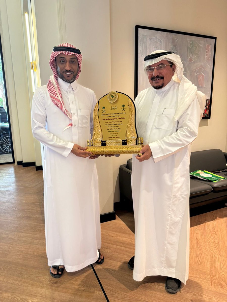 DeafFed's tweet image. عقد اليوم اجتماع مع سعادة وكيل وزاره 
الرياضه لشؤون الشباب  تم فيه مناقشه عدد من المواضيع المتعلقه برياضه الصم واطلع على بعض النقاط المهمه التي تعرقل سير برنامج الاتحاد السنوي وسبل حلها.
وقدم رئيس الاتحاد لسعادته درع الاتحاد تقديرا لجهوده في دعم  نشاطات الصم والفئات الخاصه الاخرى