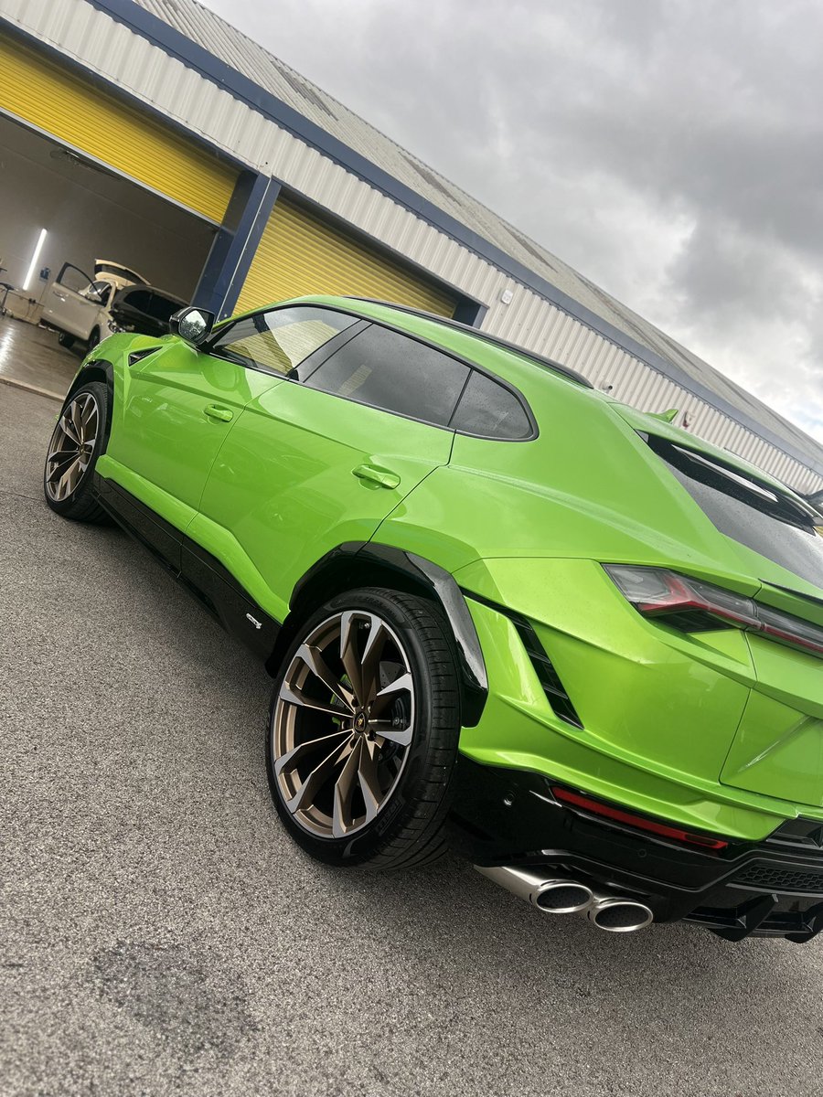CleanYourRideUK's tweet image. @thewasteexperts spotted one of your very appropriately named lorries today passing a green Lamborghini we had in at work #righttimerightplace @AutoPap