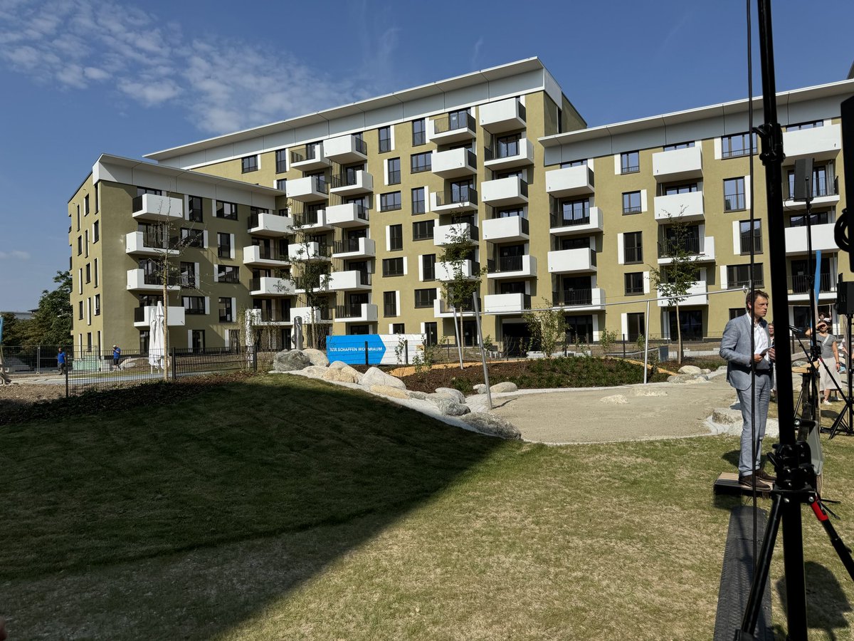 Größtes #Bauprojekt der Stadibau GmbH: In der neuen #Beamtencity #München entstehen 611 bezahlbare Wohnungen, drei Kitas sowie Büro- und Gewerbeflächen. Heute begrüßten Ministerpräsident <a href="/Markus_Soeder/">Markus Söder</a> und Bauminister Christian Bernreiter die ersten #Mieter.