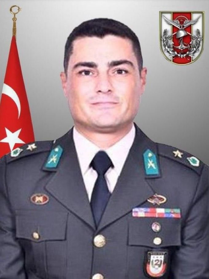 mansuryavas06's tweet photo. Pençe 1-2 Harekât Bölgesi’nde intikal faaliyeti sırasında geçirdiği kalp krizi sonucu şehit olan Piyade Binbaşı Osman Ayan’a Allah’tan rahmet, ailesine sabır diliyorum.

Milletimizin başı sağ olsun. 🇹🇷 https://t.co/6da2wDogVh