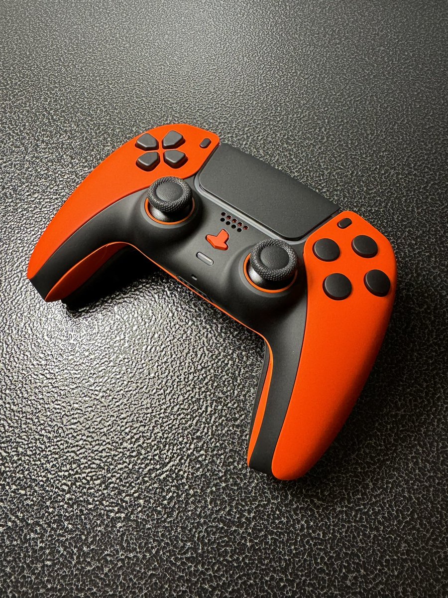 GetAGrip_Gaming's tweet image. Orange and black combo looks so good. #getagripgaming #customcontroller #controller #ps #playstation #gaming #xbox #gamer #fortnite #fortniteclips #console #videogames #games #controllergang