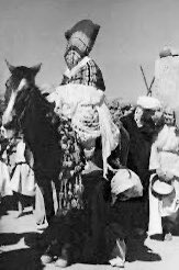 LeRifOfficial's tweet image. Dans la tradition rifaine 🇲🇦, la mariée cache entièrement son visage.
🎞️ Mariages Rifains, années 1950