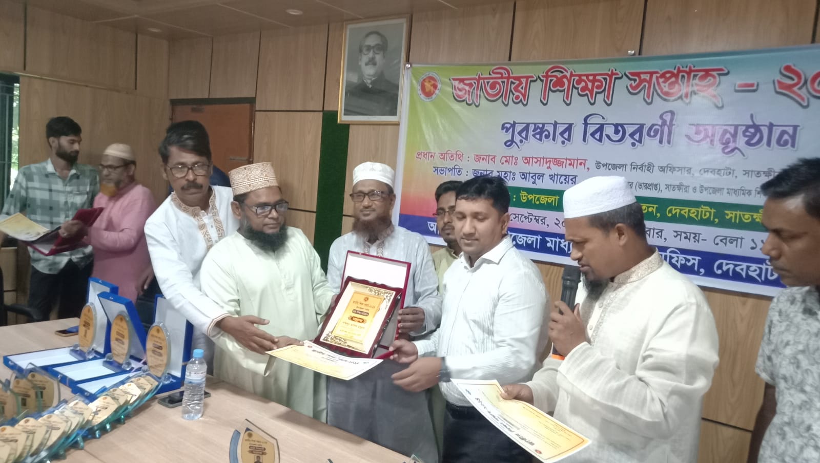 দেবহাটায় জাতীয় শিক্ষা সপ্তাহের পুরস্কার বিতরণ