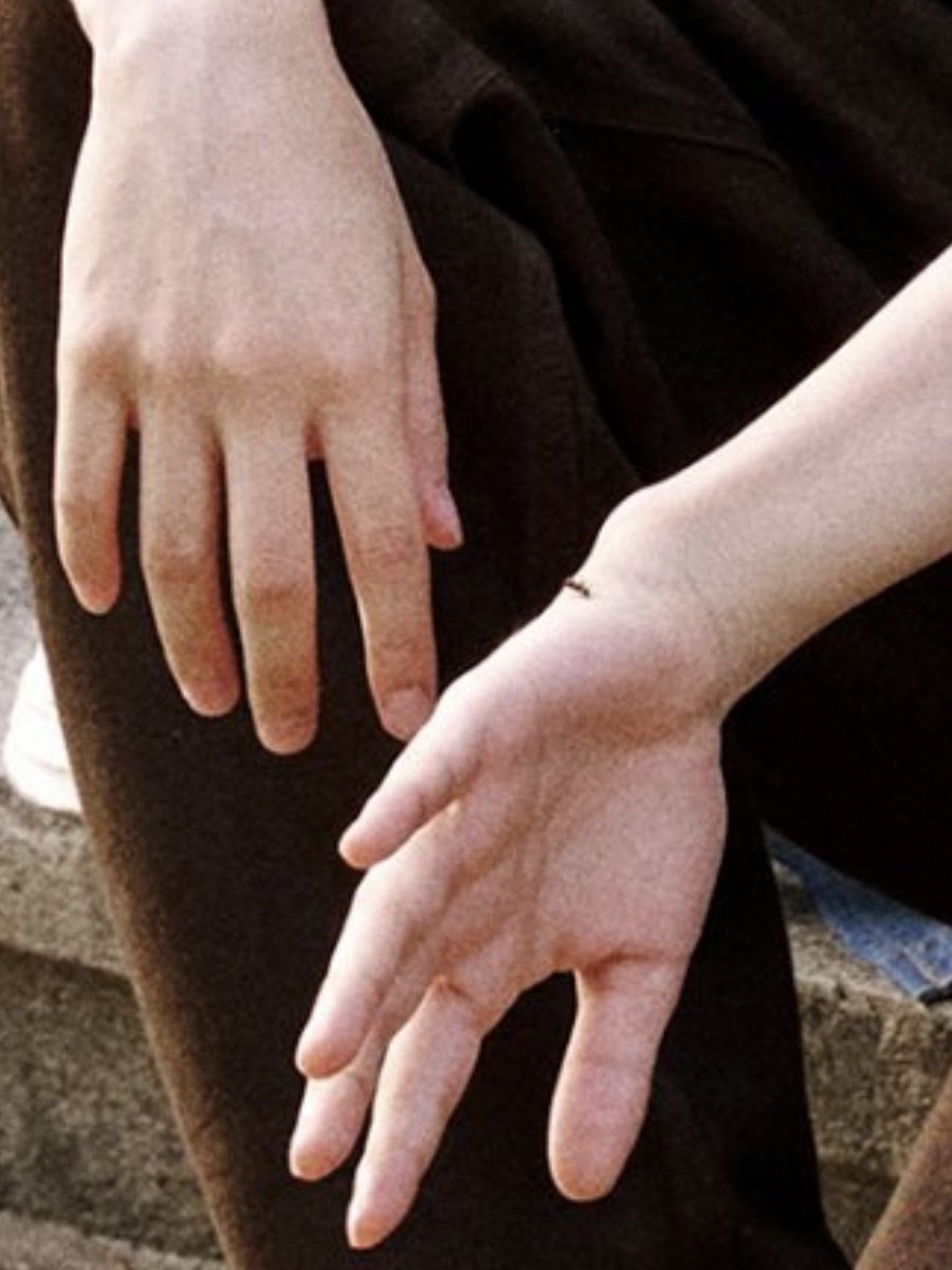 아니 은석님만 바닥 보고 있어서 니 머선 고민있나 할랬더니 손에 개미 ㅠㅠ