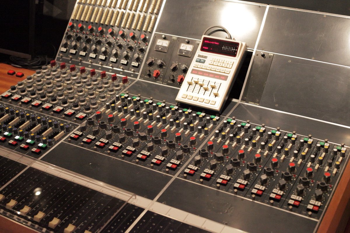 The Lexicon 480L is a true gem in the world of reverb, often regarded as a diamond among studio effects. Released in the 80s, it quickly became a staple on some of the era’s greatest albums. A timeless classic that continues to bring a unique soul to music.