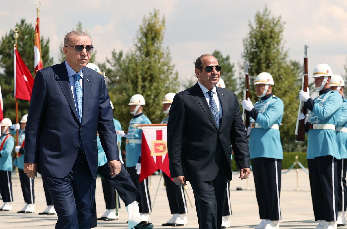 RTErdogan's tweet photo. Mısır Cumhurbaşkanı Sayın Abdülfettah Es-Sisi’yi ülkemizde ağırlamaktan memnuniyet duydum. 🇹🇷🇪🇬

Birçok meselede benzer tutum ve hedeflere sahip olduğumuz Mısır’la istişarelerimizi güçlendirme noktasında kararlıyız.                                                                 

Toplantılarımızda Gazze başta olmak üzere bölgesel meselelerin çözümüne yönelik düzenli istişareler tesis etme hususunda mutabık kaldık.  

Türkiye ve Mısır, Filistin meselesinde ortak bir duruşa sahiptir. 

11 aydır devam eden soykırımın sona ermesi, kalıcı ateşkesin bir an evvel tesisi, insani yardımların engelsiz akışı önceliğimiz olmaya devam ediyor.

Bugüne kadar Gazze’ye iletilen toplam yardımın %32’si Türkiye’den gitmiştir.

Mısır, Katar ve Amerika’yla birlikte müzakerelere ara buluculuk yapıyor. Biz de bu sürece Dışişleri Bakanlığımız ve Millî İstihbarat Teşkilatı Başkanlığımız vasıtasıyla destek veriyoruz.

Gazze’de suç işleyen İsrailli yetkililerin uluslararası mahkemelerde hesap vermesi için de çalışmalarımızı yoğun şekilde sürdürüyoruz.

İstişarelerimizde Gazze’nin yanı sıra başta Doğu Akdeniz, Suriye, Libya, Sudan ve Afrika Boynuzu olmak üzere bölgesel konuları da ele aldık.

Sayın Sisi’yle Kahire’deki görüşmemizde Yüksek Düzeyli Stratejik İş Birliği Konseyimizi yeniden yapılandırma kararı almıştık.

Bu mekanizmanın ilk toplantısını da bugün gerçekleştirdik.

Ortak bildirimizle iş birliğimizi sanayi, ticaret, savunma, sağlık, çevre, enerji dâhil her alanda ilerletme irademizi teyit ettik.

Son 10 yılda Mısır’ın ilk 5 ticaret ortağı arasında yer almaya devam ettik.

Ticaret hacmimizi önümüzdeki 5 yıl içinde 15 milyar dolara çıkarma hedefimize doğru kararlı bir şekilde ilerliyoruz.

Doğal gaz ve nükleer enerji başta olmak üzere Mısır’la enerji alanındaki iş birliğimizi geliştirmek arzusundayız.

İnşallah bundan sonra daha yakın iş birliği içinde olacağız.