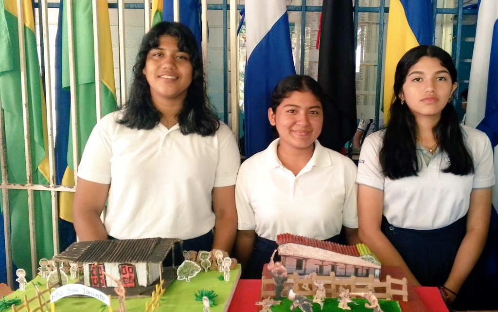 Exhibición de maquetas sobre la Batalla de San Jacinto con estudiantes de secundaria, recordando la gesta heroica vivida hace 168 años. 🎉🇳🇮