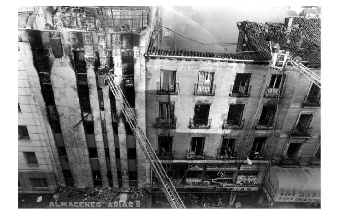 BB3Adri's tweet photo. Hoy se cumplen 37 años de la tragedia de los #Almacenes Arias de Madrid en el que perdieron la vida 10 #bomberos 🚒

Como cada 4 de septiembre, nuestro homenaje a los compañeros que allí perecieron y a todos los caídos en acto de servicio.

"Salux Populi Suprema Lex".

HONOR 🖤🔥 https://t.co/M6rDPQ8W12