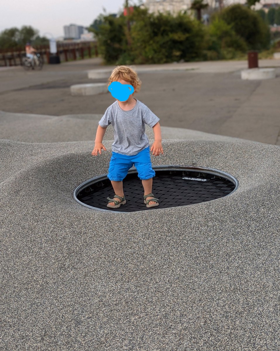 MamCathrine's tweet image. #fmspad  challenge photo a day
04 septembre : a playground 
#Nantes 
&quot; On va marcher sur la Lune&quot; 
Venez essayer 👍