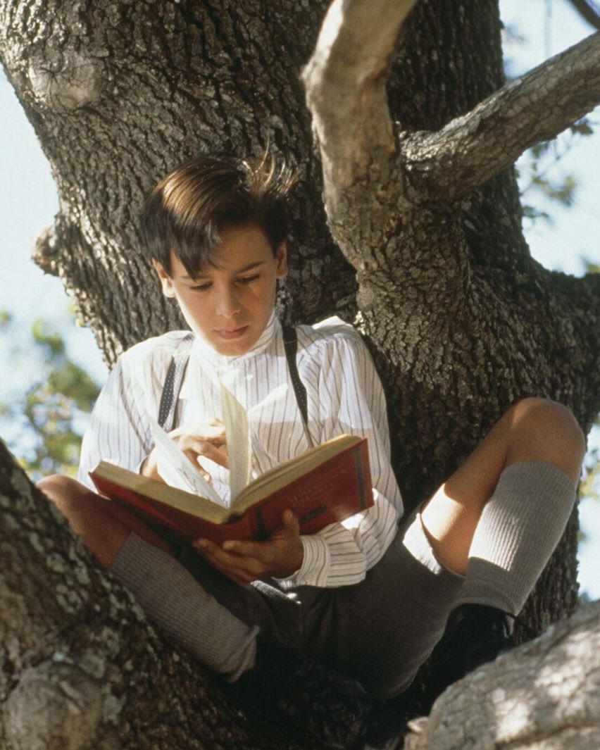 "J’avais la passion des mots ; en secret, sur un petit carnet, j’en faisais une collection, comme d’autres font pour les timbres. J’adorais grenade, fumée, bourru, vermoulu et surtout manivelle : et je me les répétais souvent, quand j’étais seul, pour le plaisir de les entendre".