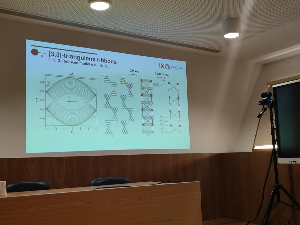 jfrossier's tweet photo. Luisa Madail, PhD in my group at @INLnano , giving a talk about exotic Edge states on triangulene crystals. She found a zoo of new Edge states associated to high-fold fermions in honeycomb lattices 
#CMD31 https://t.co/wgMgSREYUt