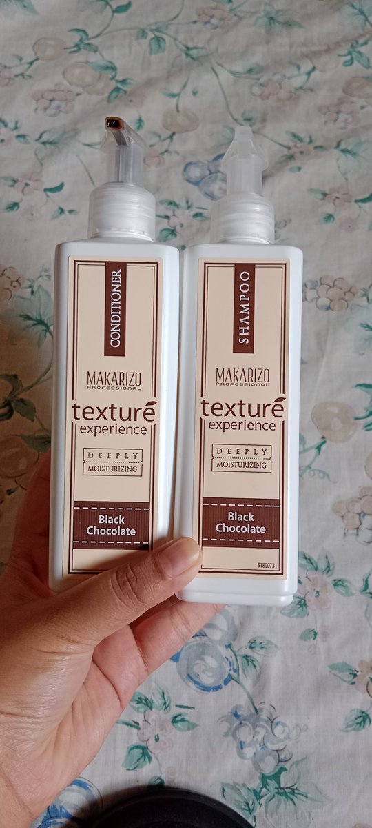 Jenojennle's tweet photo. Mokarizo gak abis-abis terobosannya!!
Masak ngeluarin produk haircare tapi serasa mandi coklat ginii 🍫🍫🍫
Kalian pasti penasaran kan? Cek thread ku sampai habis deh..
#racuninproduk #mokarizo #review #shampoo #conditioner #creambath https://t.co/xYRNZPQoUE