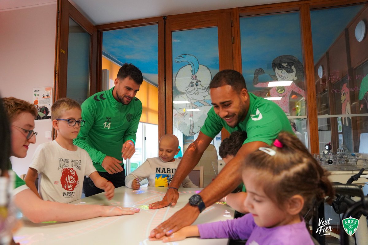 ASSECoeurVert's tweet image. 💚 Rires, jeux et moments de partage ont illuminé l'après-midi des enfants du MPR Pédiatrique du @ChuSaintEtienne, grâce à la visite de Louis Mouton et Yvann Maçon 🥰